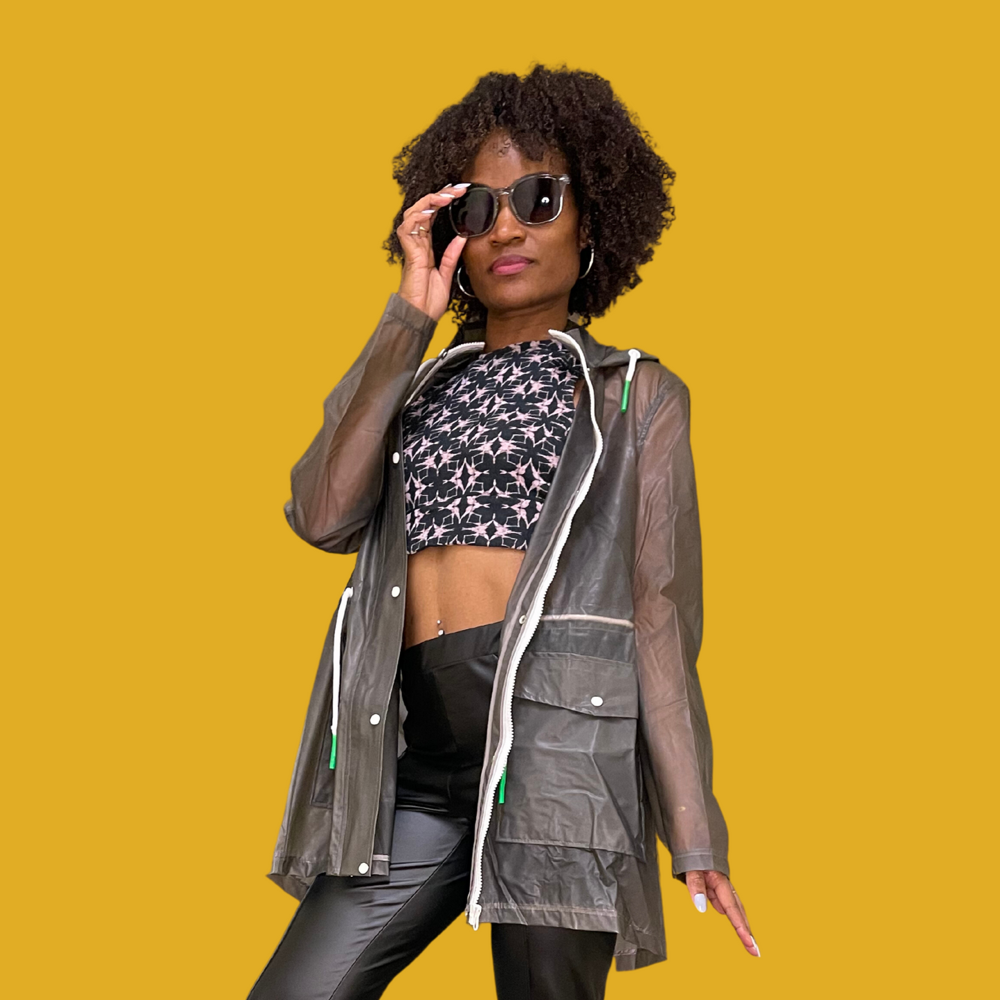 Veste - Imperméable gris transparent avec détails blancs et verts taille L