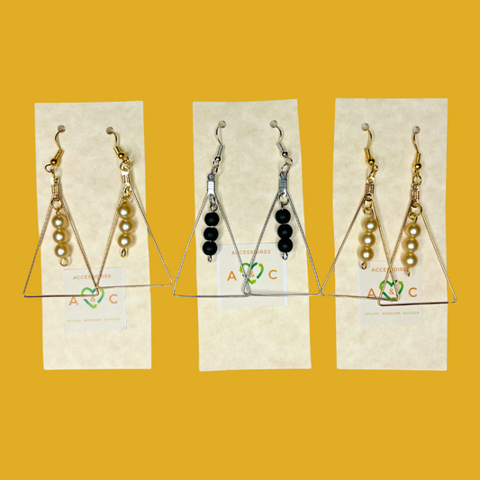 Boucles d'oreilles - Triangle doré ou argenté avec un rang de trois perles nacrées